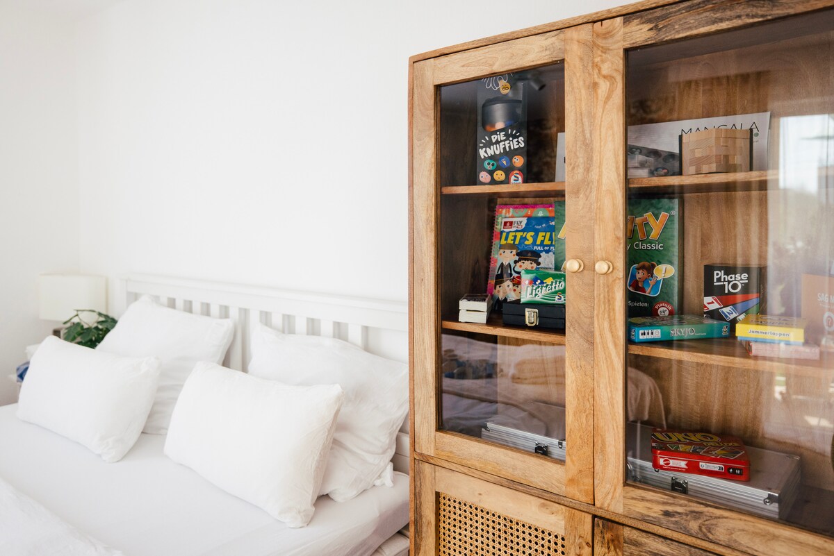 Zimmer mit Spielesammlung (2)
