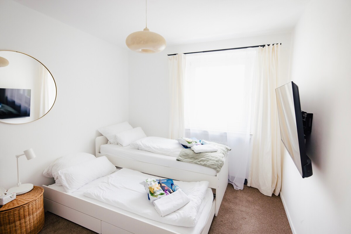 Zimmer mit rundem Spiegel (1)