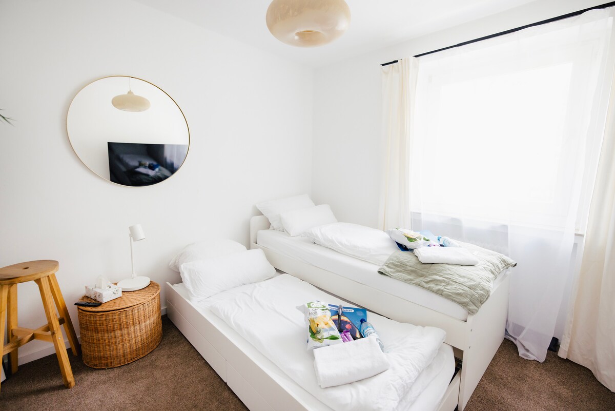 Zimmer mit rundem Spiegel (2)